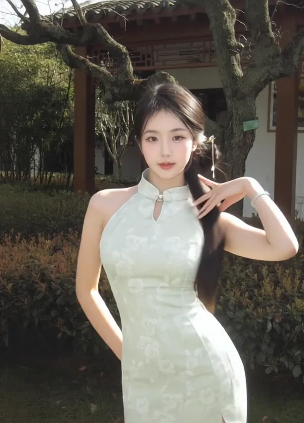 The beauty in cheongsam jumps and dances in an ancient style, so stunning🔥